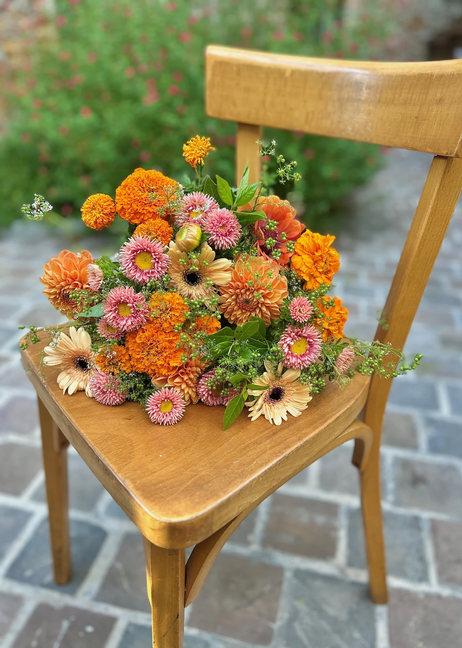 Bouquet de saison, tonalité orange, par Iris et Capucine, fleuriste à Saint-Cloud