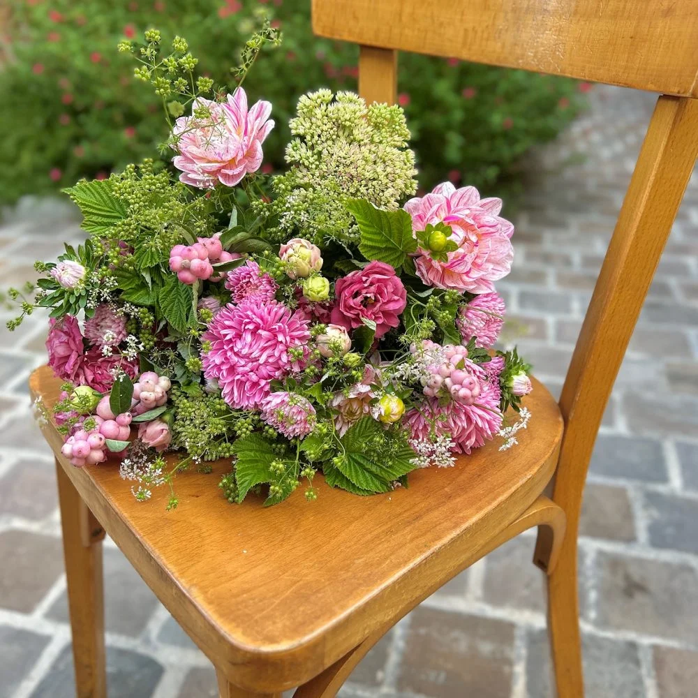 Bouquet de saison, tonalité rose, par Iris et Capucine, fleuriste à Saint-Cloud
