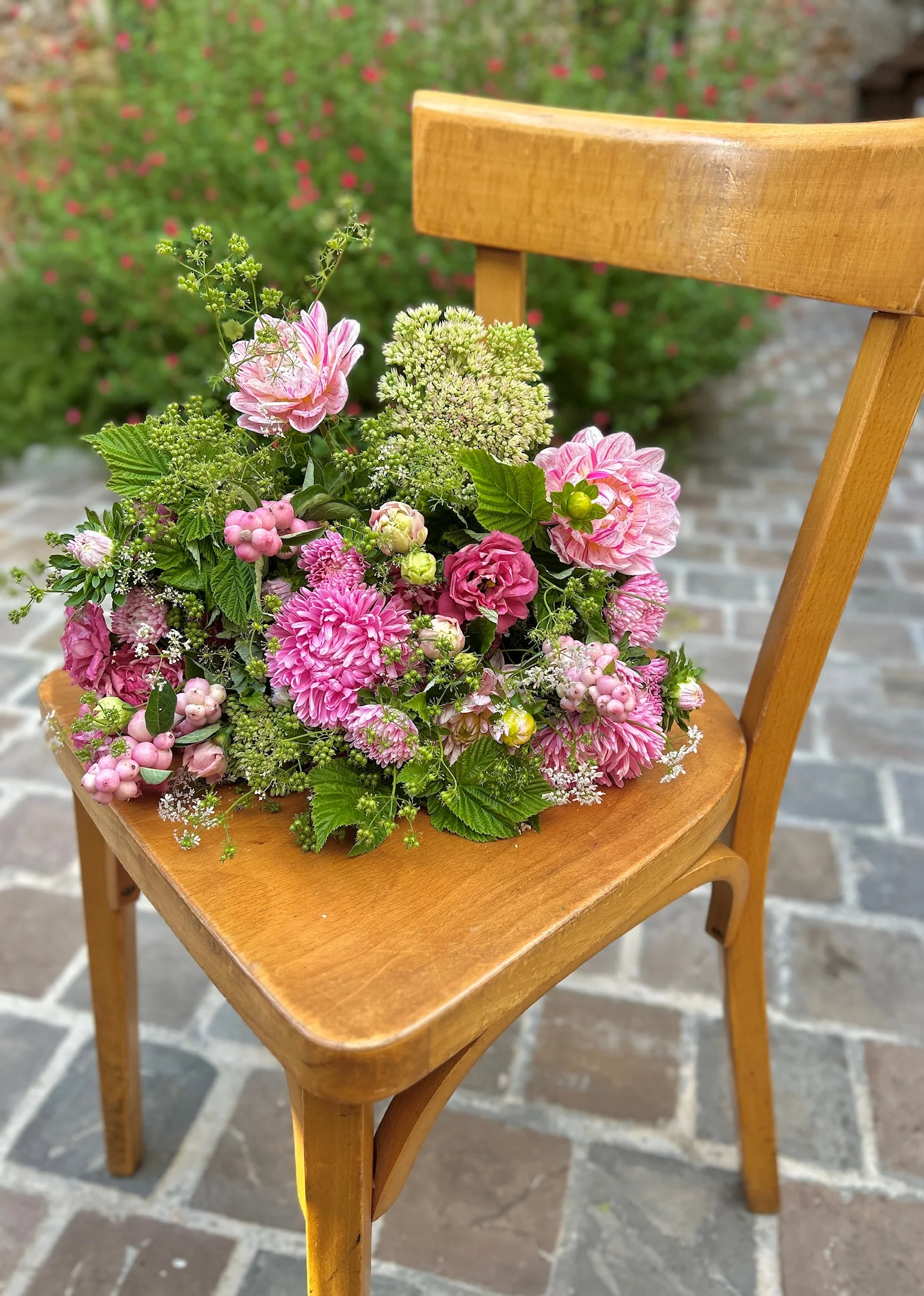 Bouquet de saison, tonalité rose, par Iris et Capucine, fleuriste à Saint-Cloud