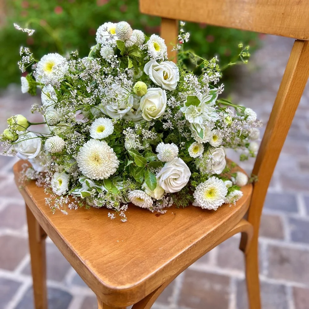 Bouquet de saison, tonalité blanche, par Iris et Capucine, fleuriste à Saint-Cloud