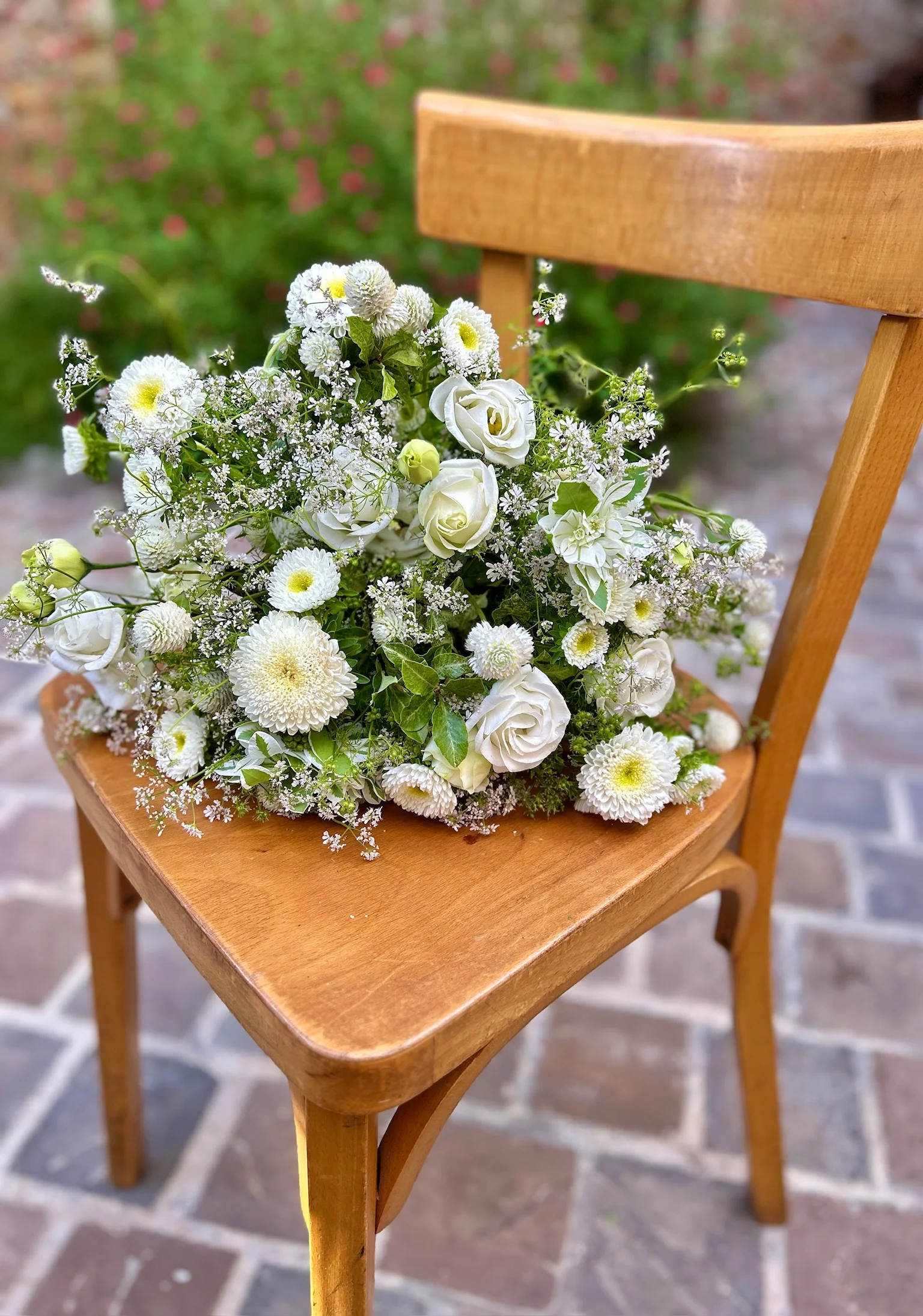 Bouquet de saison, tonalité blanche, par Iris et Capucine, fleuriste à Saint-Cloud