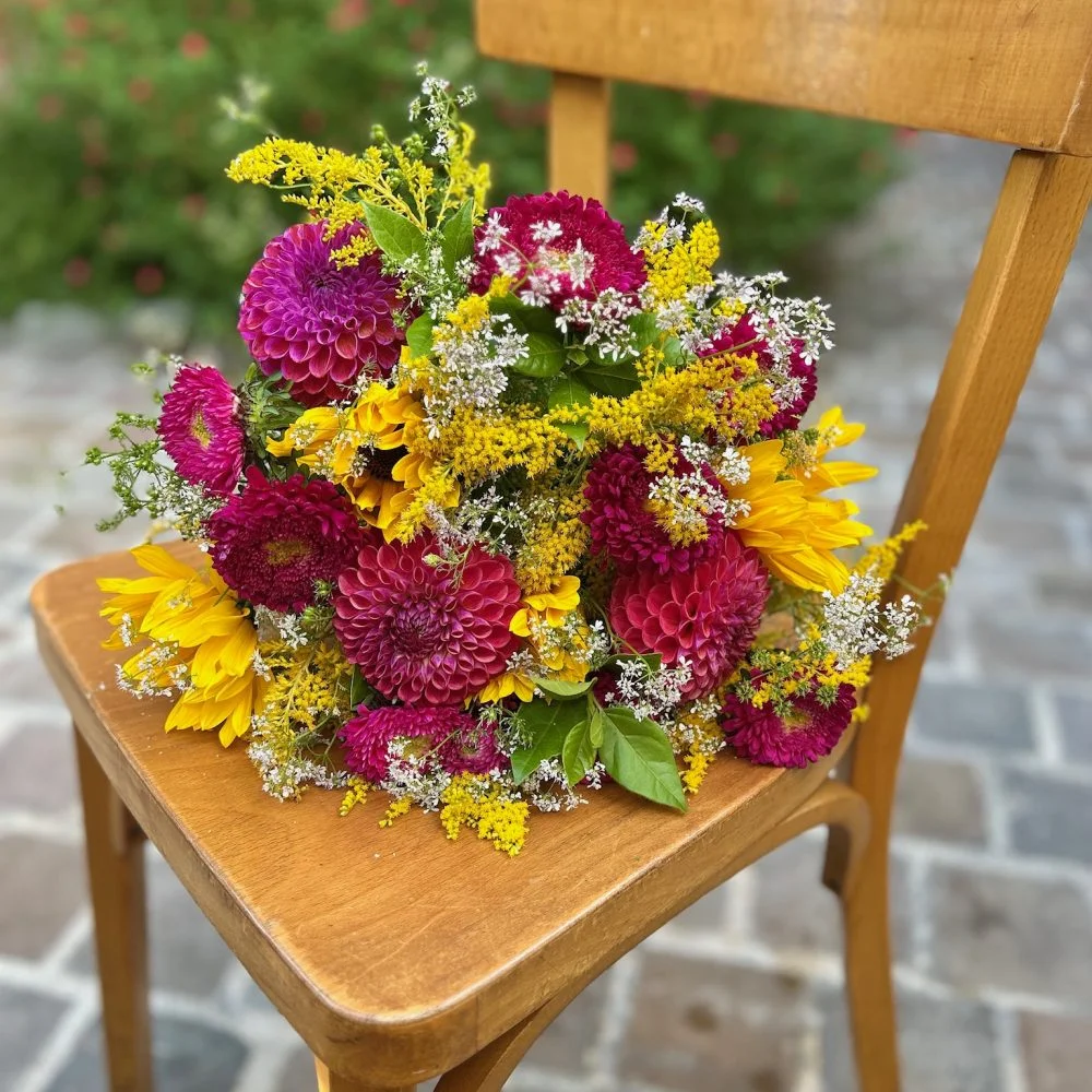 Bouquet de saison coloré, par Iris et Capucine, fleuriste à Saint-Cloud