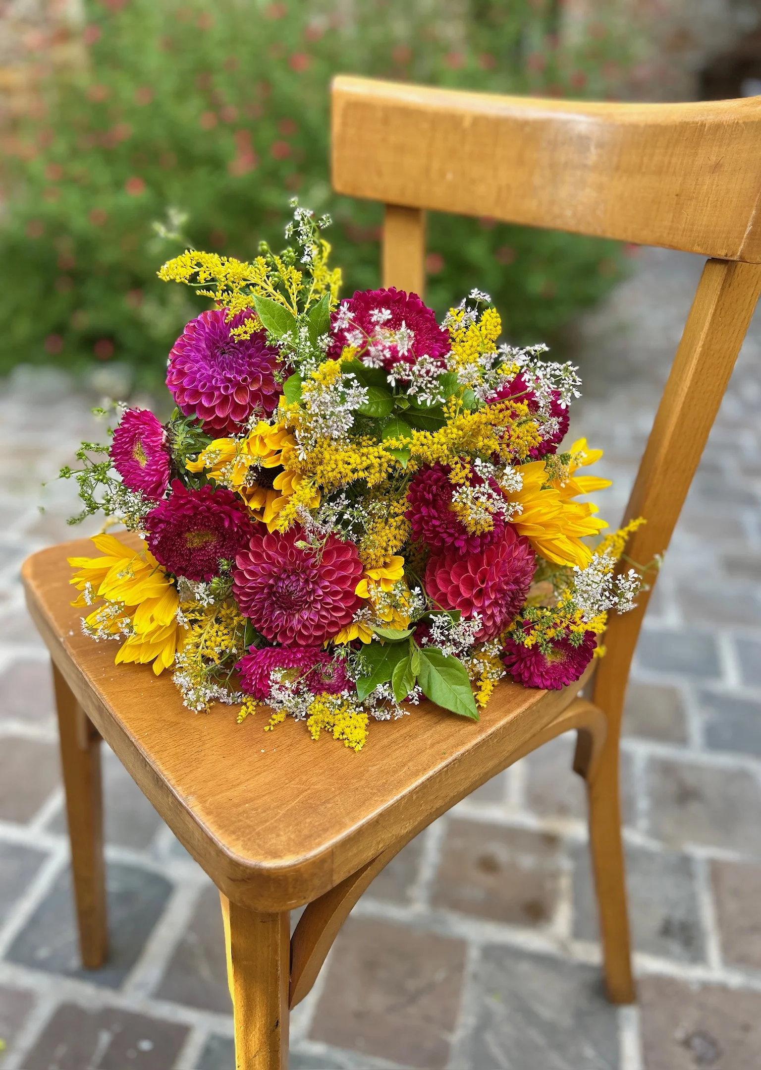 Bouquet de saison coloré, par Iris et Capucine, fleuriste à Saint-Cloud