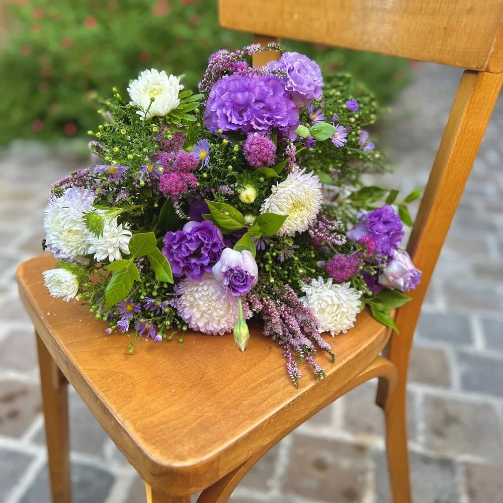 Bouquet de saison, tonalité violette, par Iris et Capucine, fleuriste à Saint-Cloud