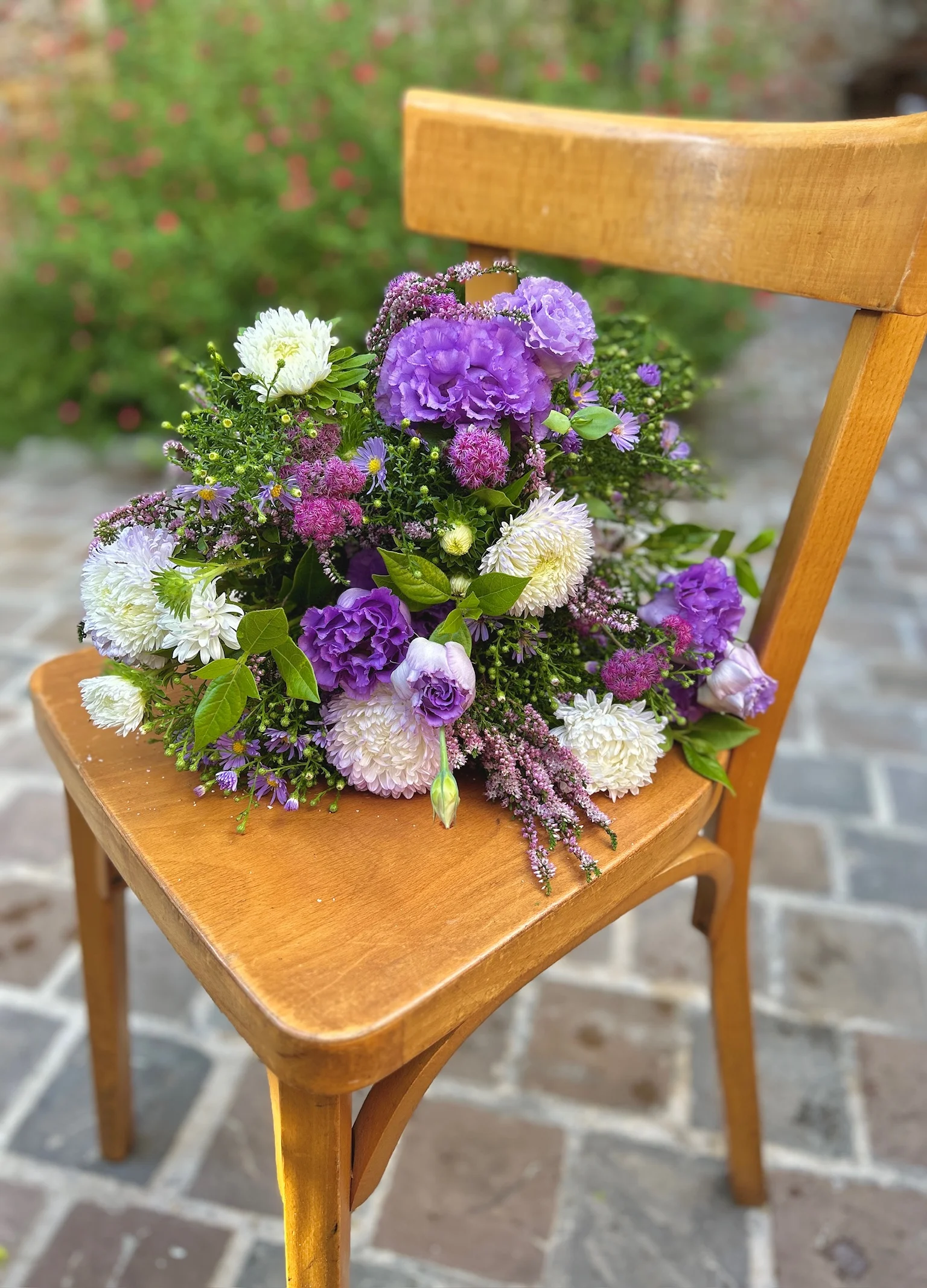 Bouquet de saison, tonalité violette, par Iris et Capucine, fleuriste à Saint-Cloud