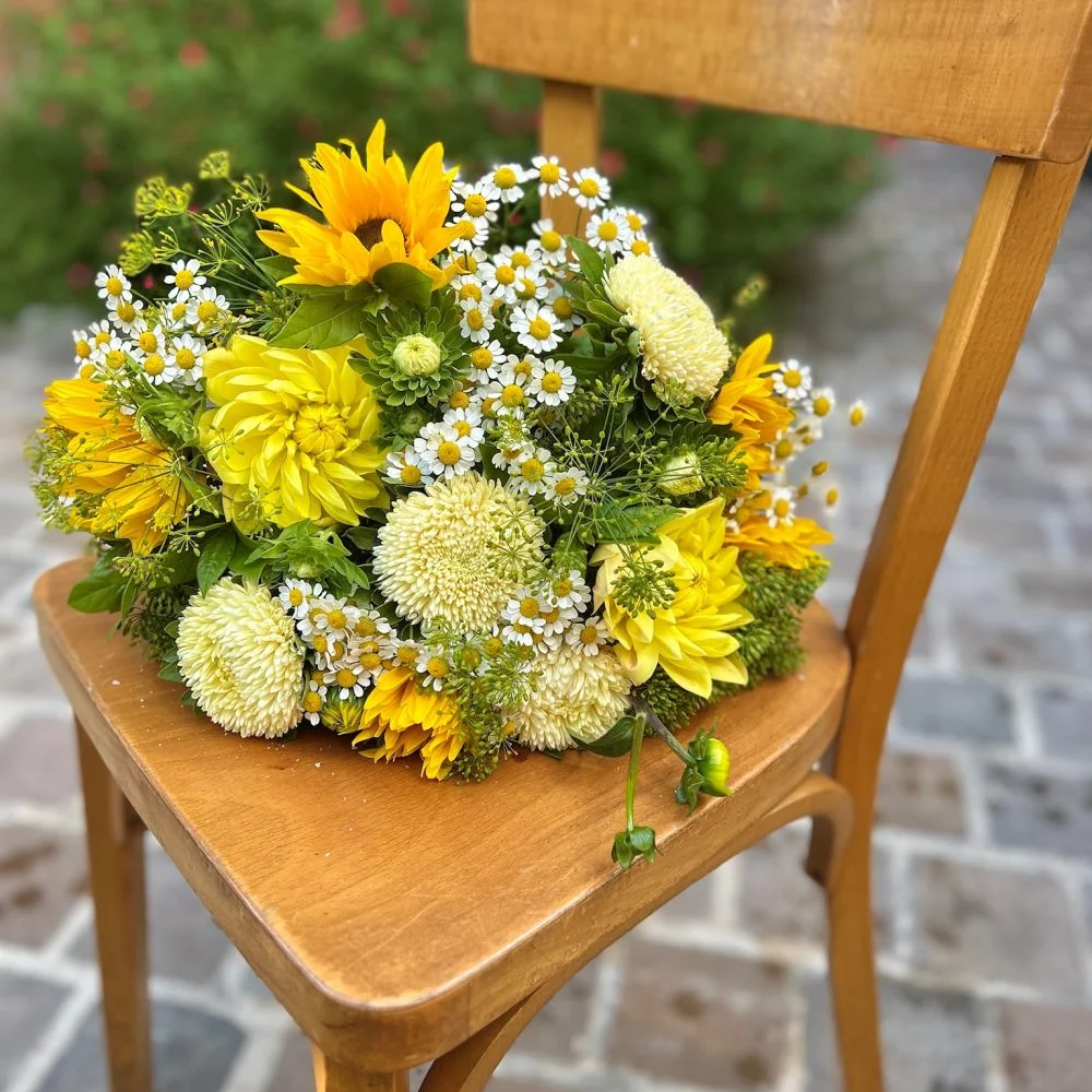 Bouquet de saison, tonalité jaune, par Iris et Capucine, fleuriste à Saint-Cloud