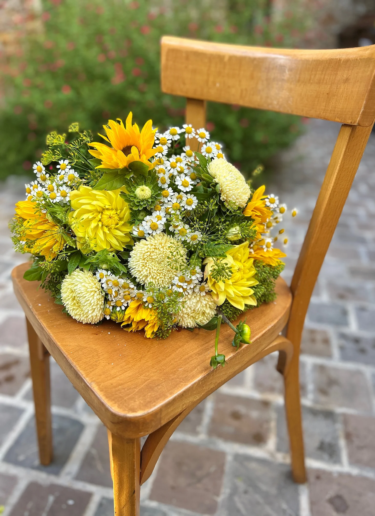 Bouquet de saison, tonalité jaune, par Iris et Capucine, fleuriste à Saint-Cloud