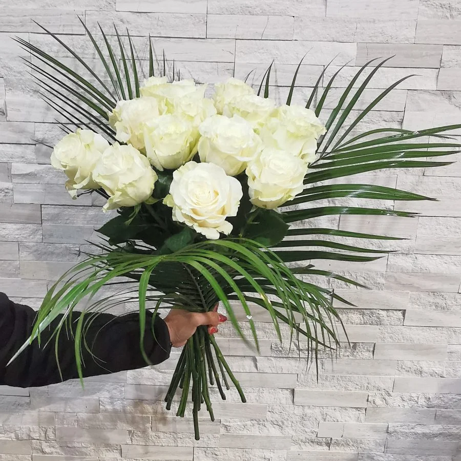 Roses BLANCHES Équateur à la tige, par Calypso Fleurs Tournefeuille, fleuriste à Tournefeuille