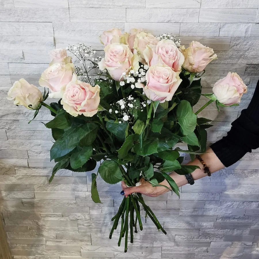 Roses ROSES Équateur à la tige, par Calypso Fleurs Tournefeuille, fleuriste à Tournefeuille