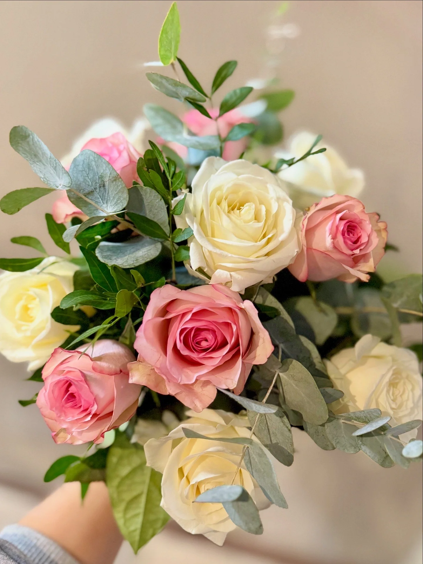 Bouquet roses multicolores, par Les fleurs de Célony, fleuriste à Aix-en-Provence