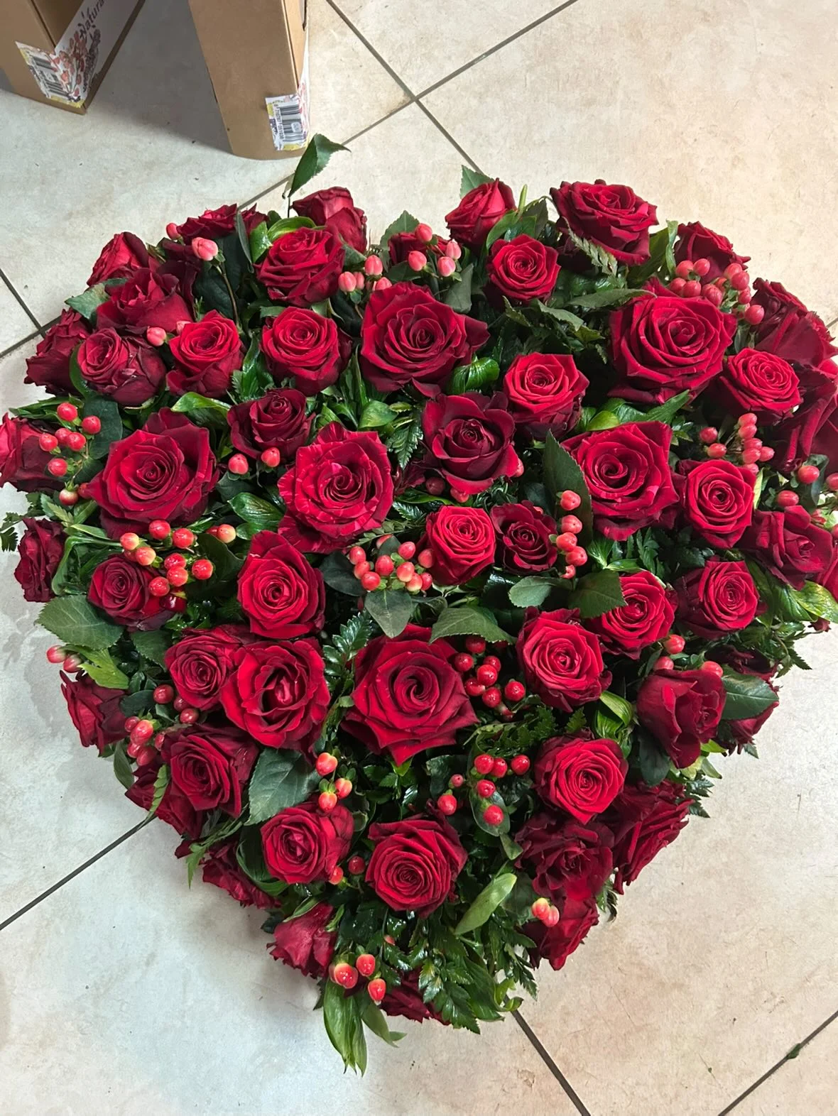 coeur deuil grand, par Fleurs et Saveurs Cherbourg, fleuriste à Cherbourg-en-Cotentin