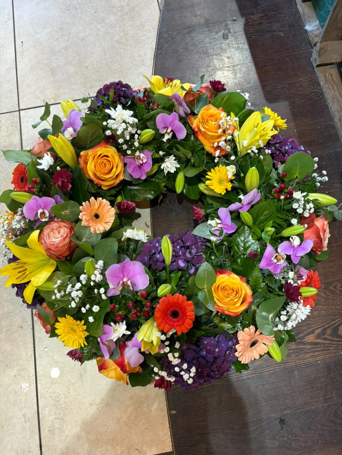 couronne deuil grande, par Fleurs et Saveurs Cherbourg, fleuriste à Cherbourg-en-Cotentin