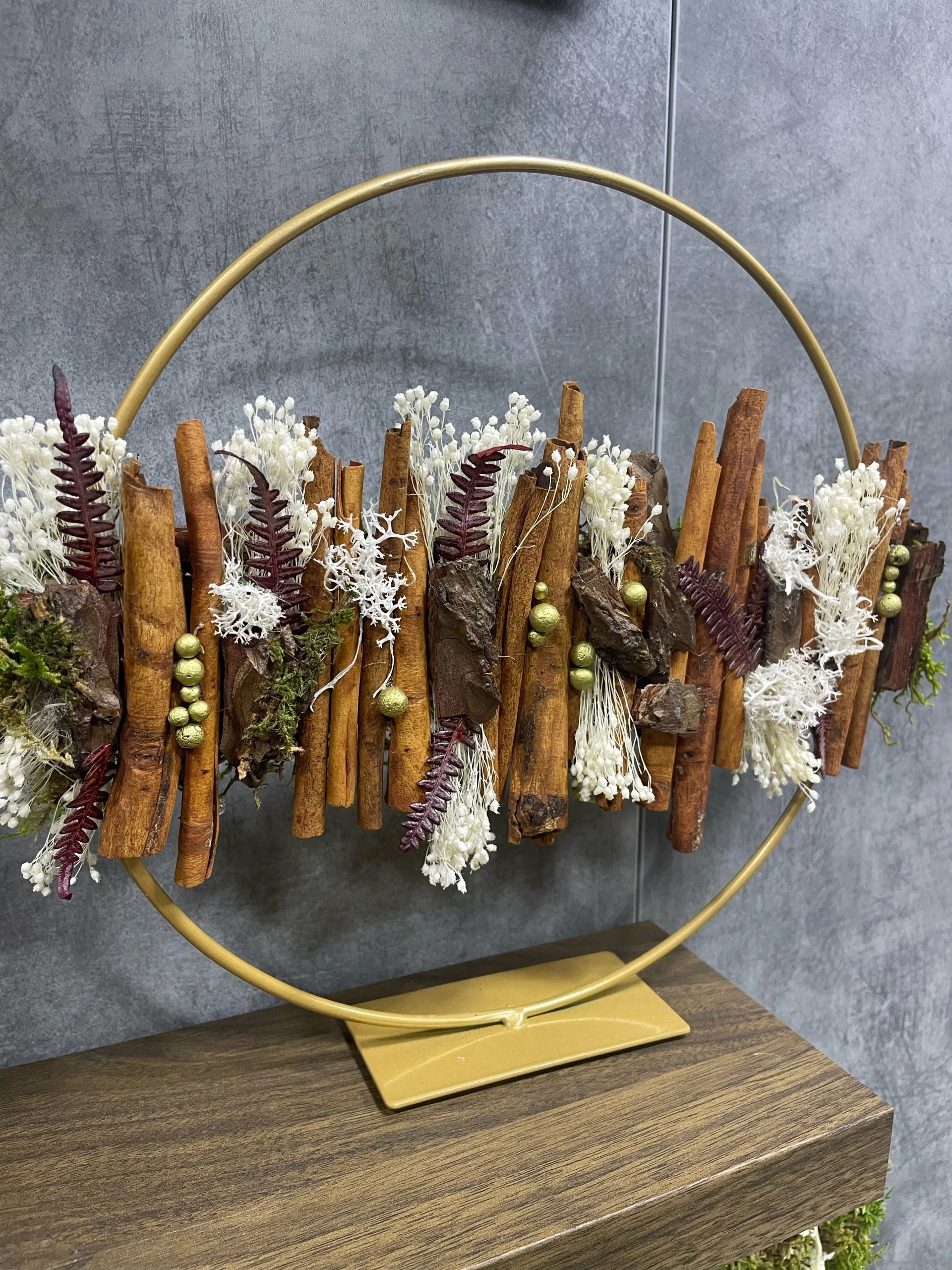 couronne sur pied, par Eglantine et Pivoine, fleuriste à Davézieux