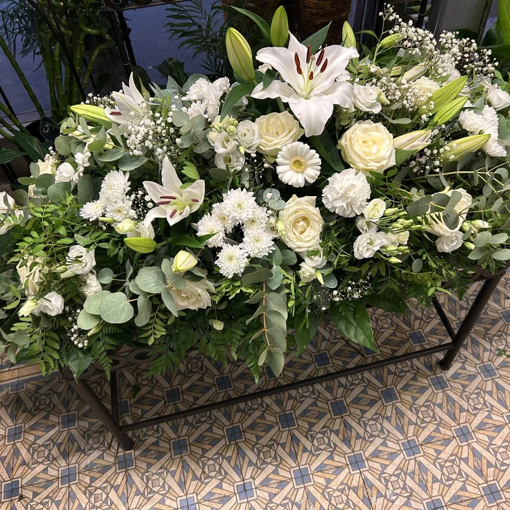 Petite Gerbe de Deuil, par Au Bouquet de la Reine, fleuriste à Boulogne-Billancourt