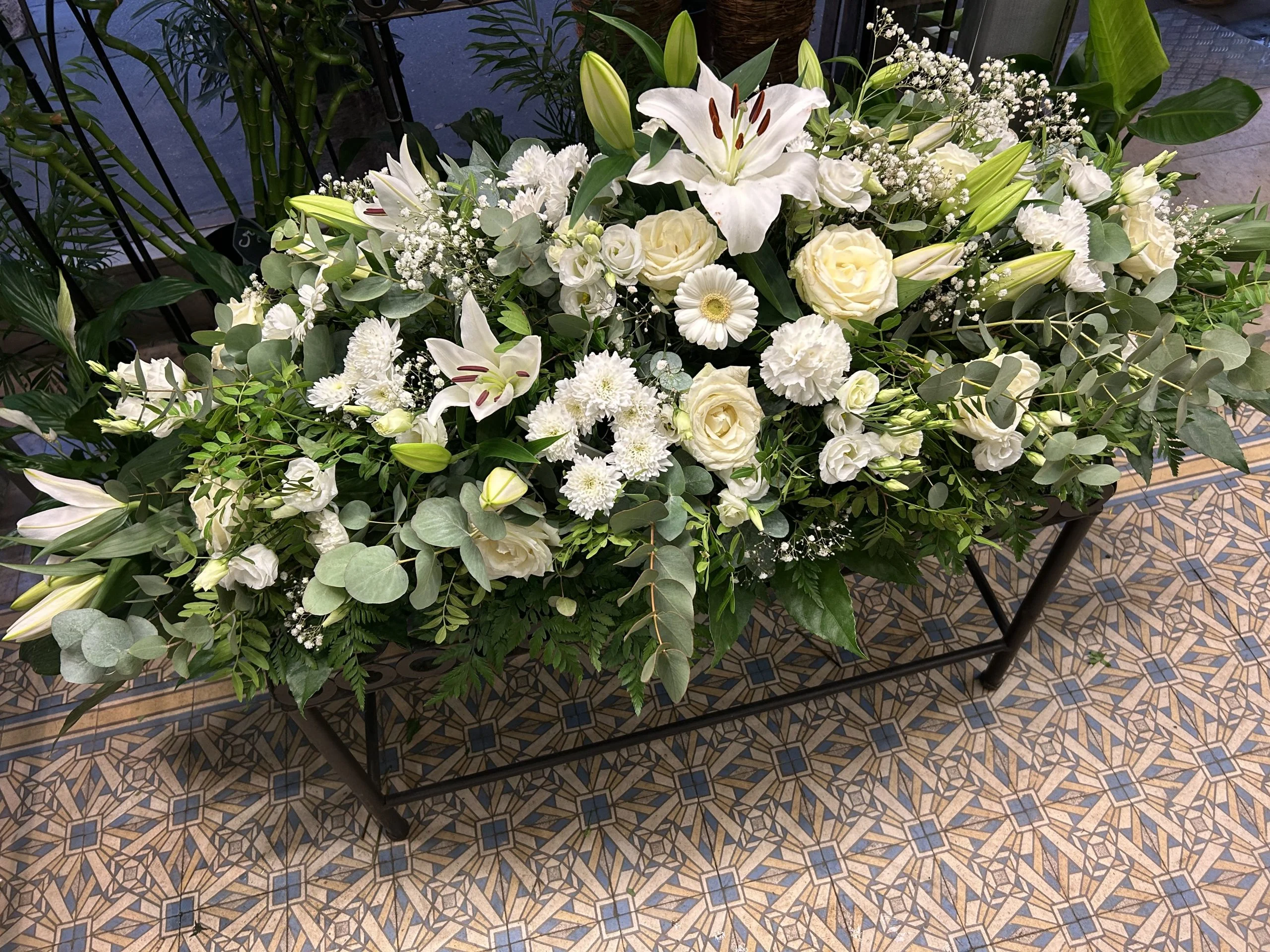 Petite Gerbe de Deuil, par Au Bouquet de la Reine, fleuriste à Boulogne-Billancourt