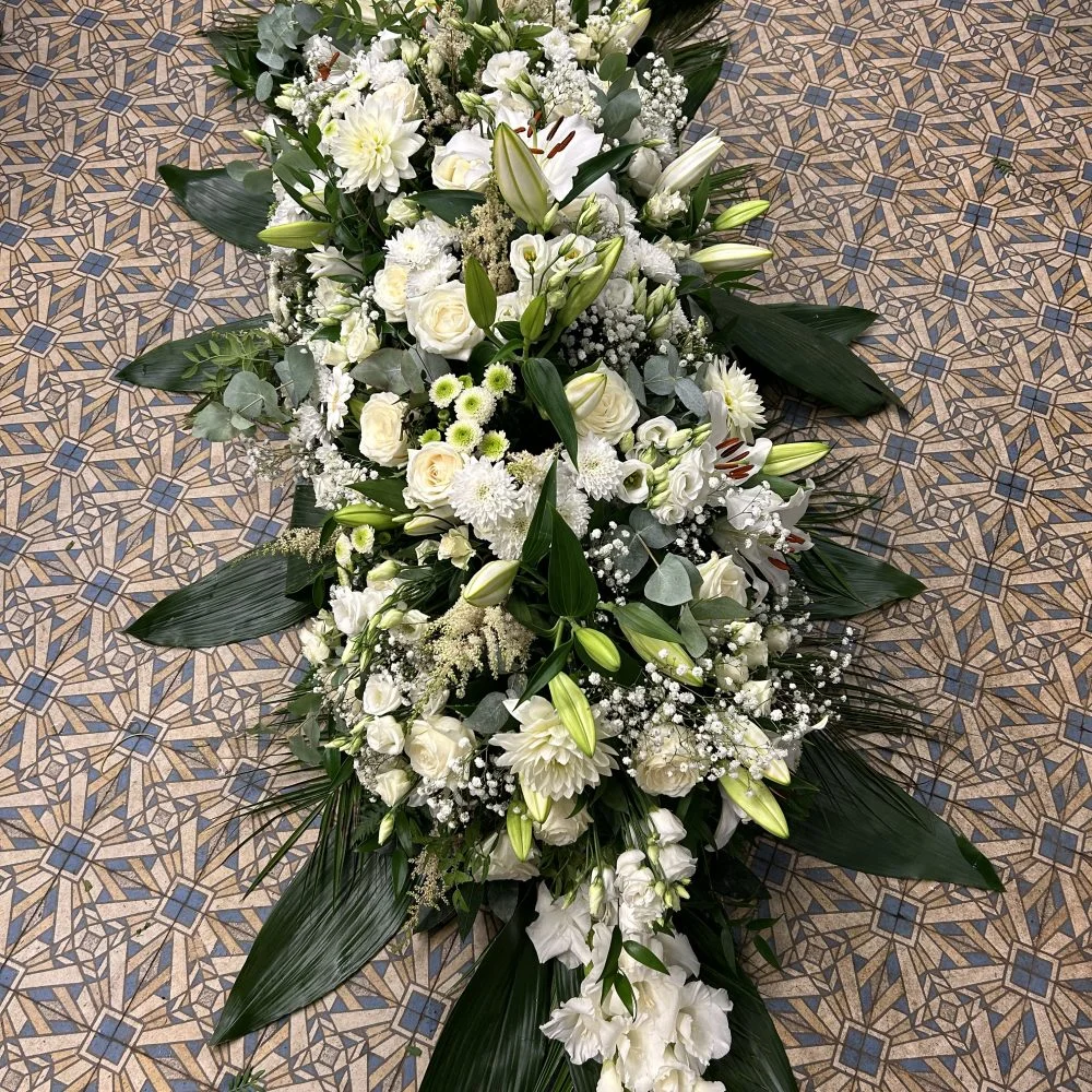 Grande Gerbe de Deuil, par Au Bouquet de la Reine, fleuriste à Boulogne-Billancourt