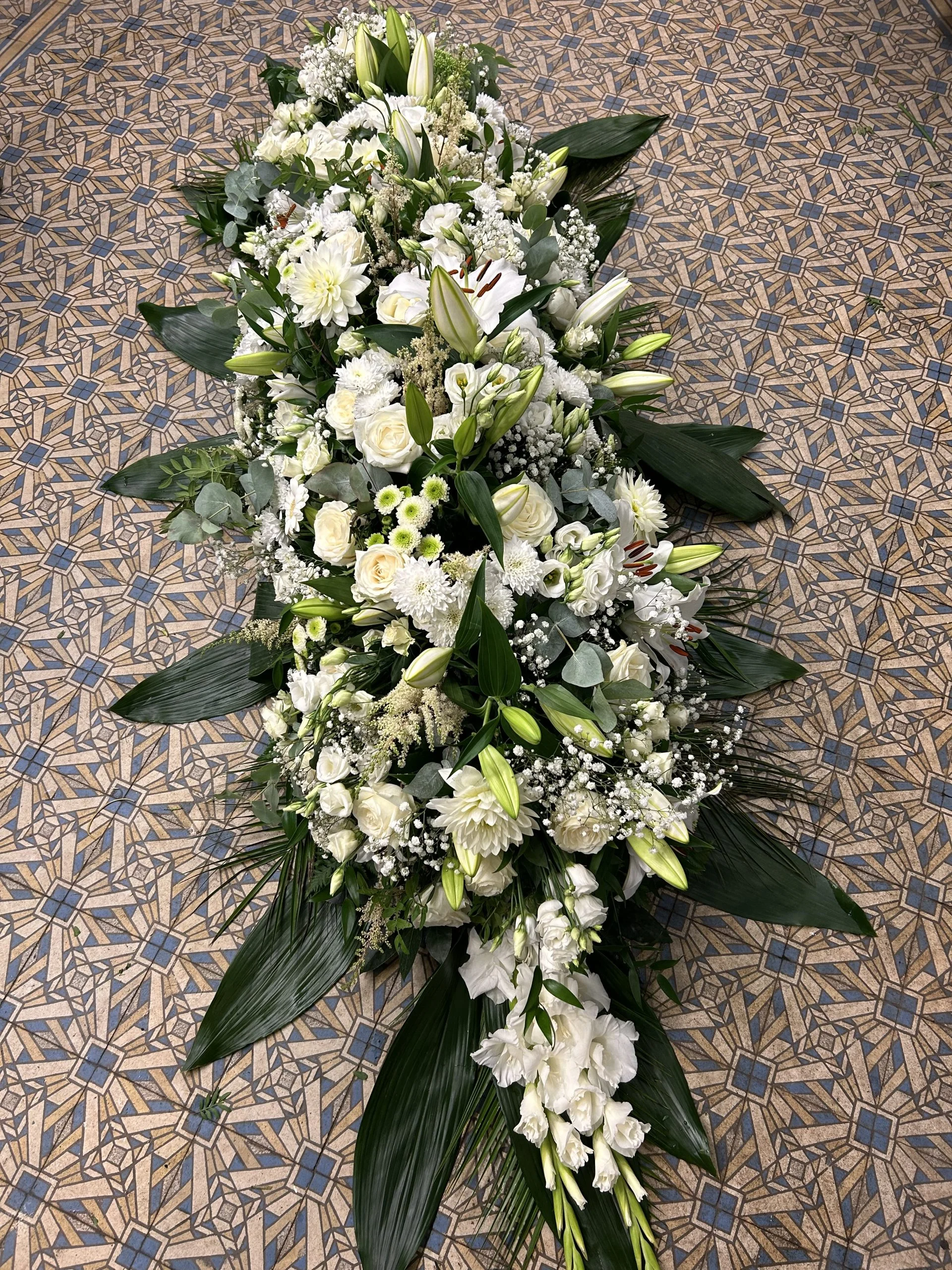 Grande Gerbe de Deuil, par Au Bouquet de la Reine, fleuriste à Boulogne-Billancourt