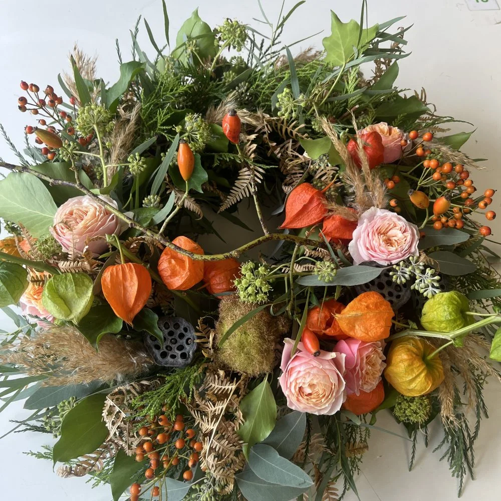 Couronne asymétrique sur commande, par Hanakawa, fleuriste à Meudon