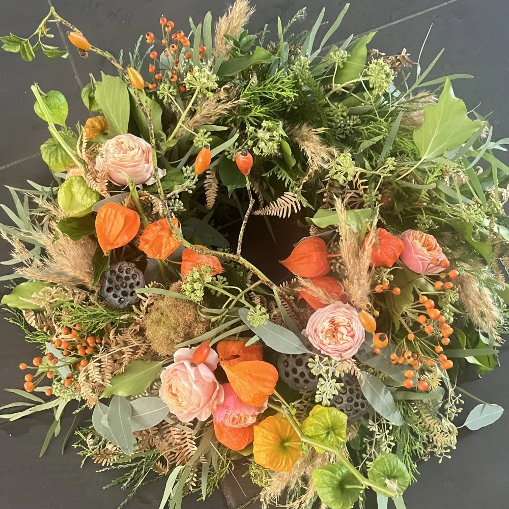 Couronne asymétrique sur commande, par Hanakawa, fleuriste à Meudon