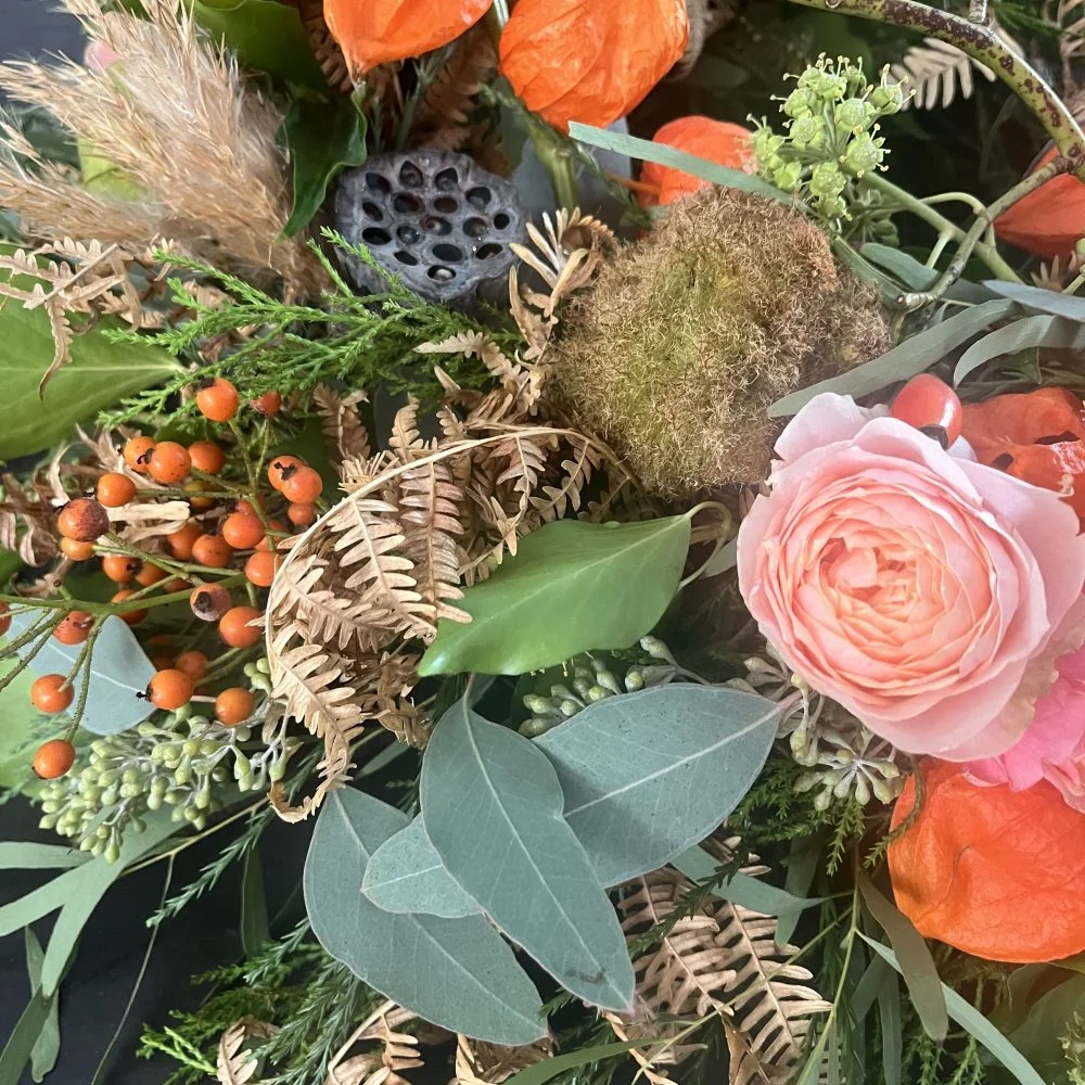 Couronne asymétrique sur commande, par Hanakawa, fleuriste à Meudon