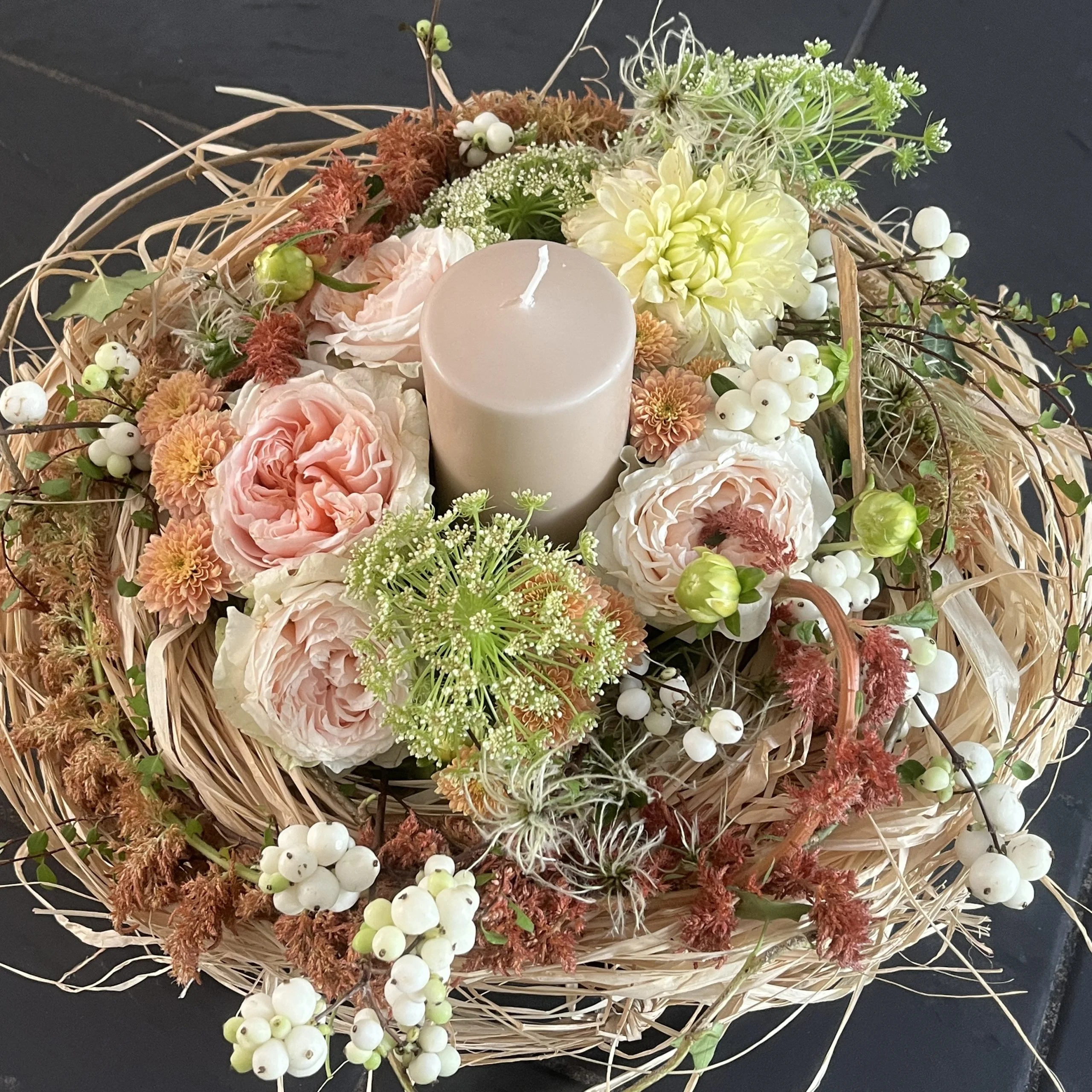 Coupe fantaisie avec raphia et bougie sur commande, par Hanakawa, fleuriste à Meudon