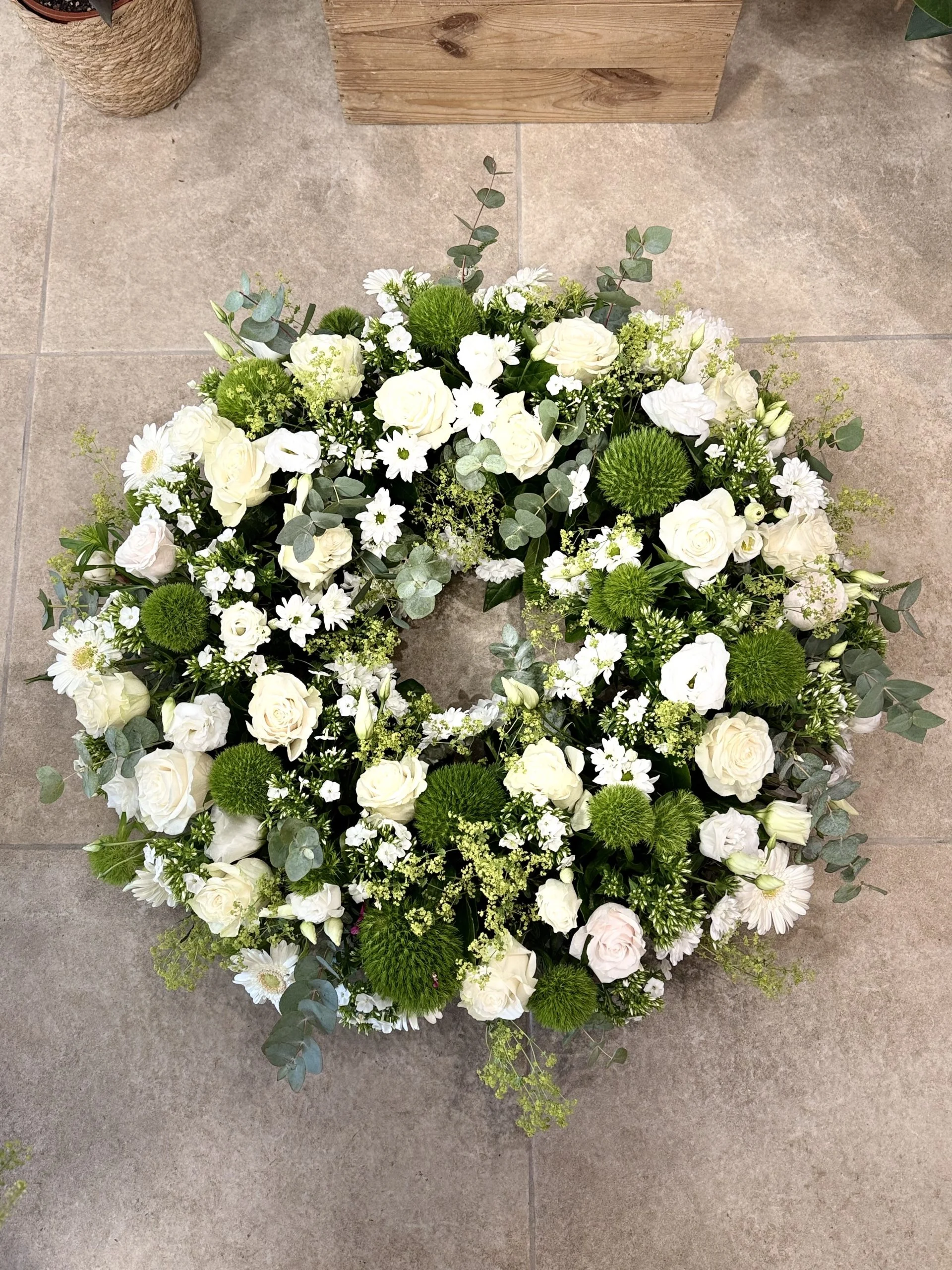 Couronne deuil blanche, par Les fleurs de Célony, fleuriste à Aix-en-Provence