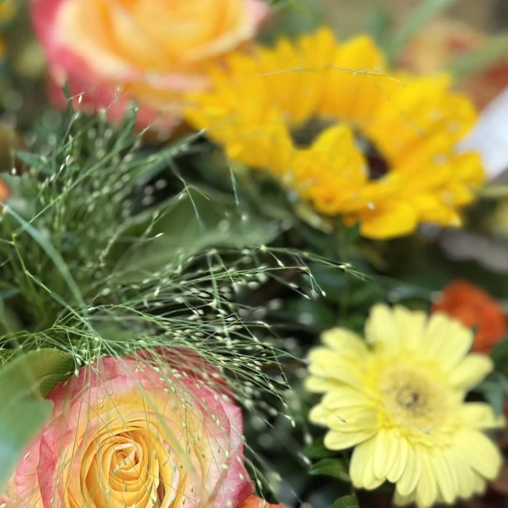 L'assemblage floral doré, par Les fleurs de Célony, fleuriste à Aix-en-Provence