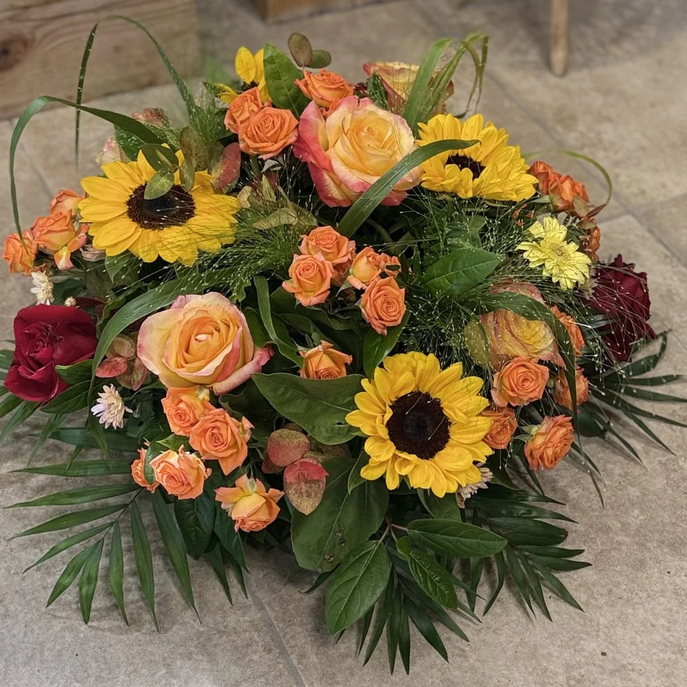 L'assemblage floral doré, par Les fleurs de Célony, fleuriste à Aix-en-Provence