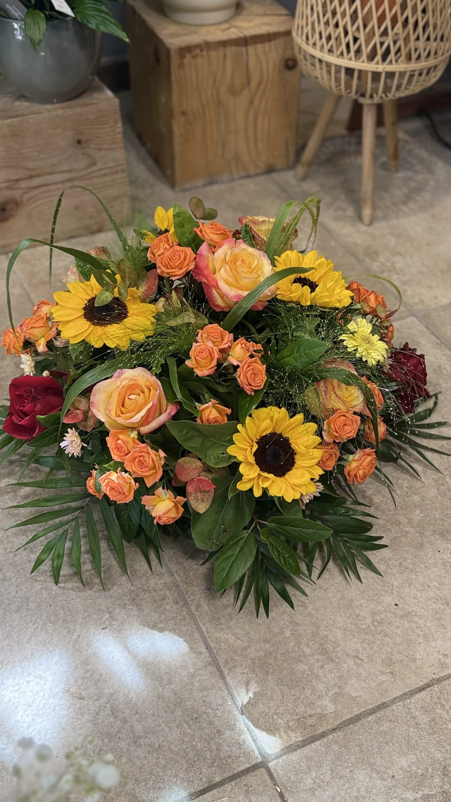 L’assemblage floral doré, par Les fleurs de Célony, fleuriste à Aix-en-Provence