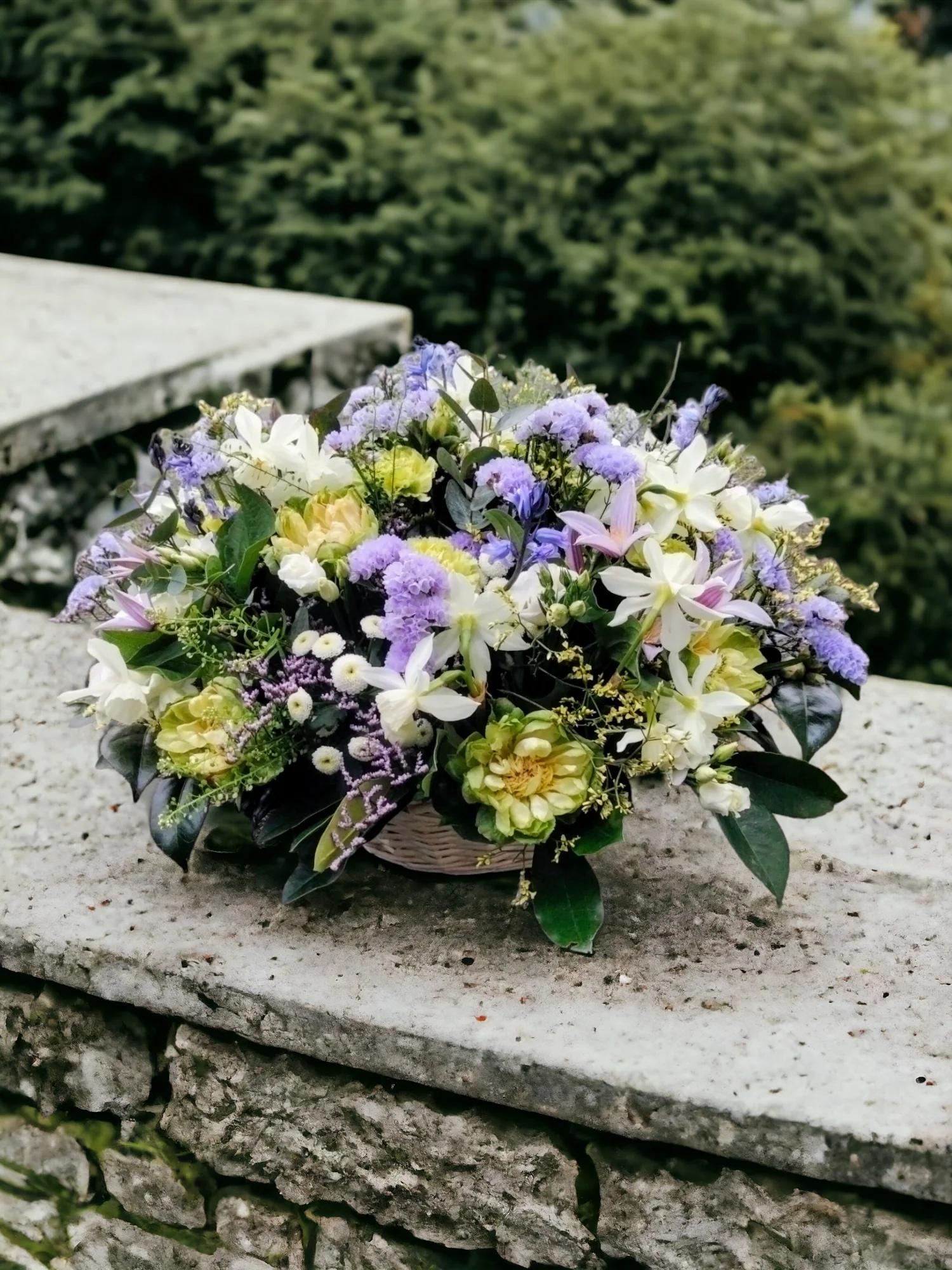 Panier deuil, par Atelier Cotylédon, fleuriste à Quimper