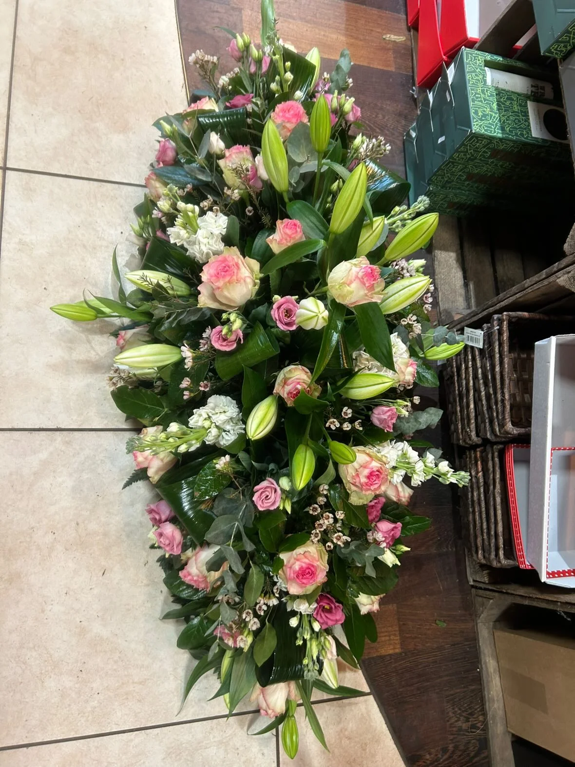 raquette deuil moyenne, par Fleurs et Saveurs Cherbourg, fleuriste à Cherbourg-en-Cotentin