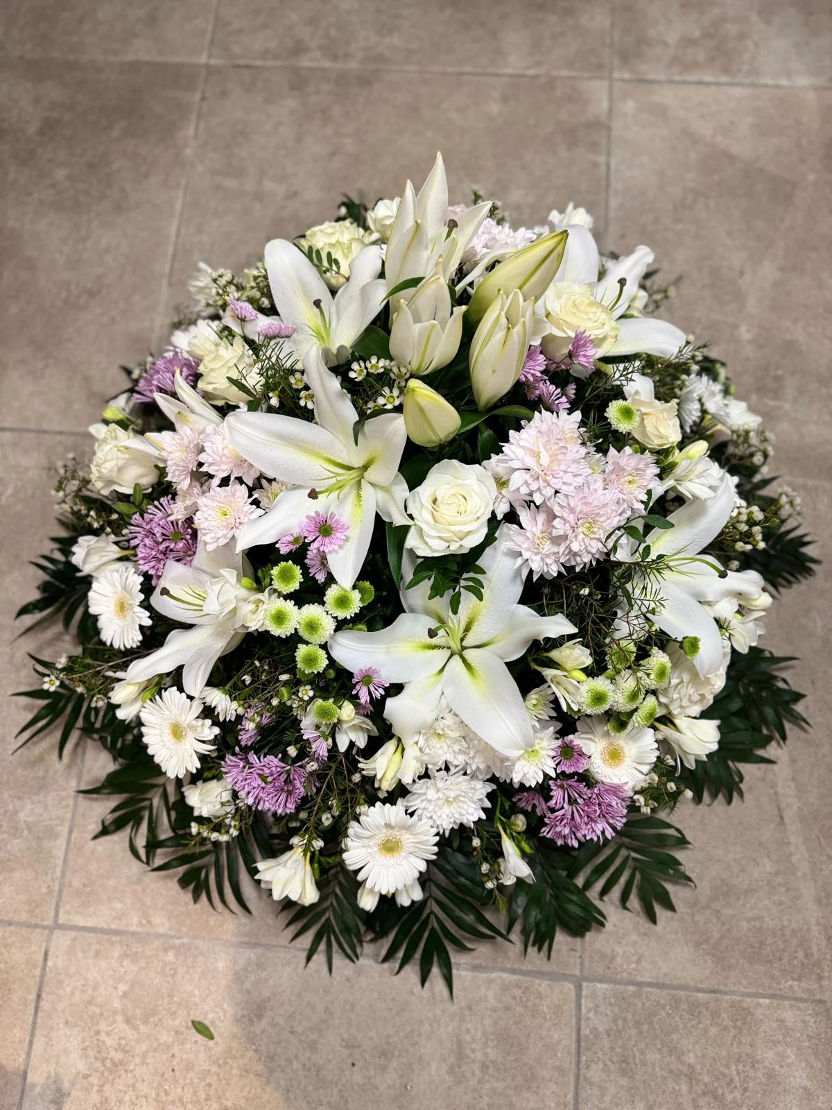 L’assemblage floral deuil, par Les fleurs de Célony, fleuriste à Aix-en-Provence