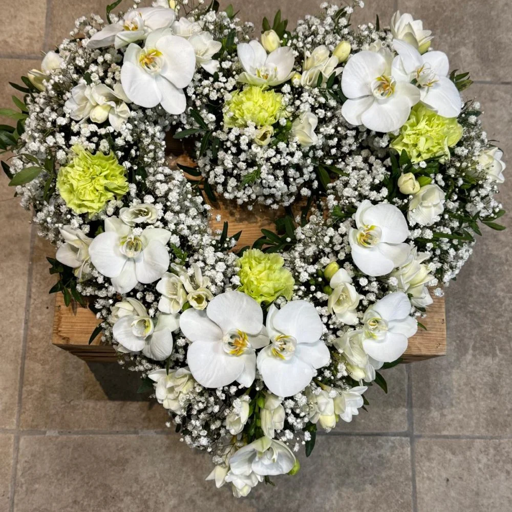 Le cœur - deuil, par Les fleurs de Célony, fleuriste à Aix-en-Provence