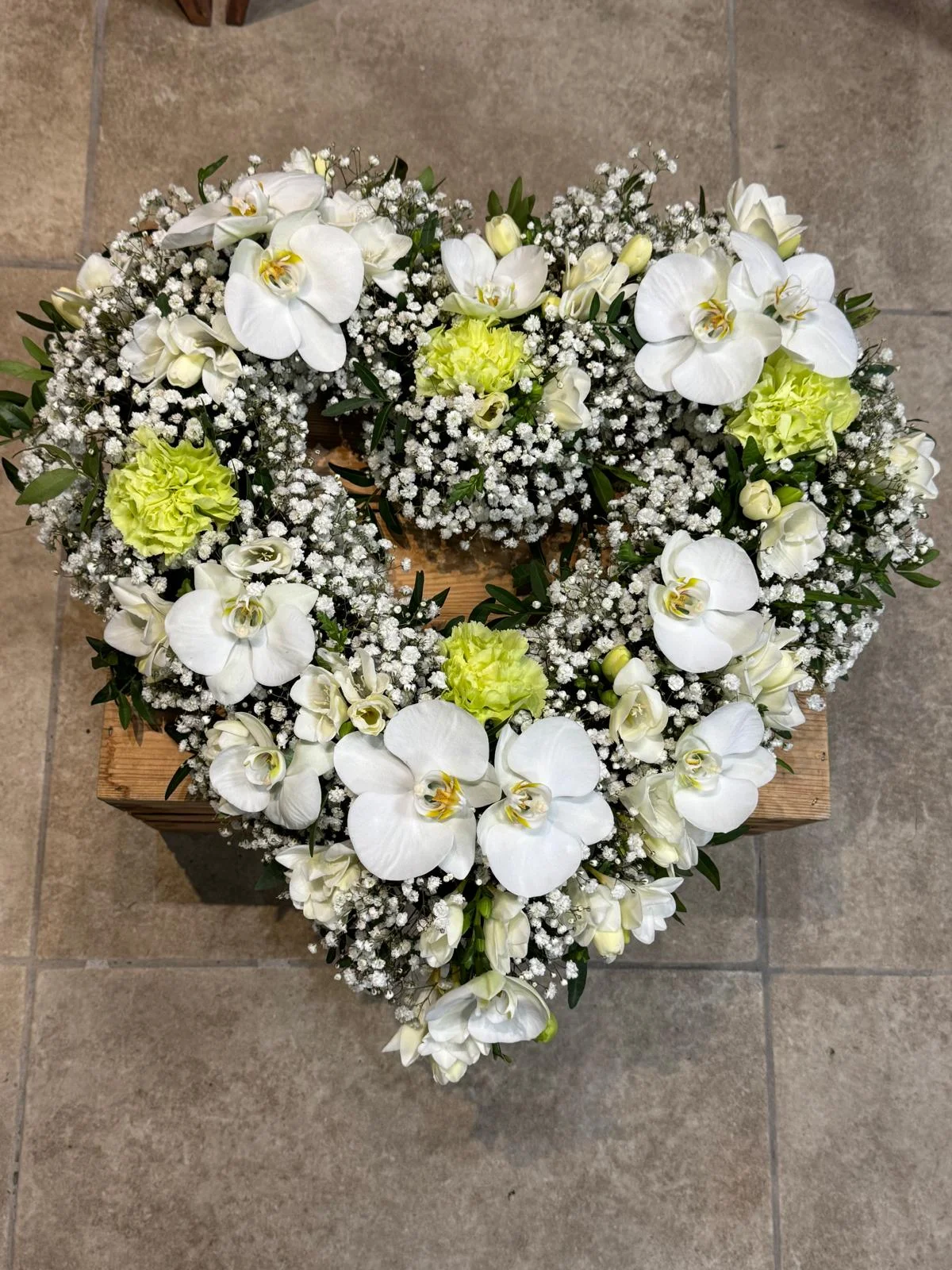 Le cœur – deuil, par Les fleurs de Célony, fleuriste à Aix-en-Provence