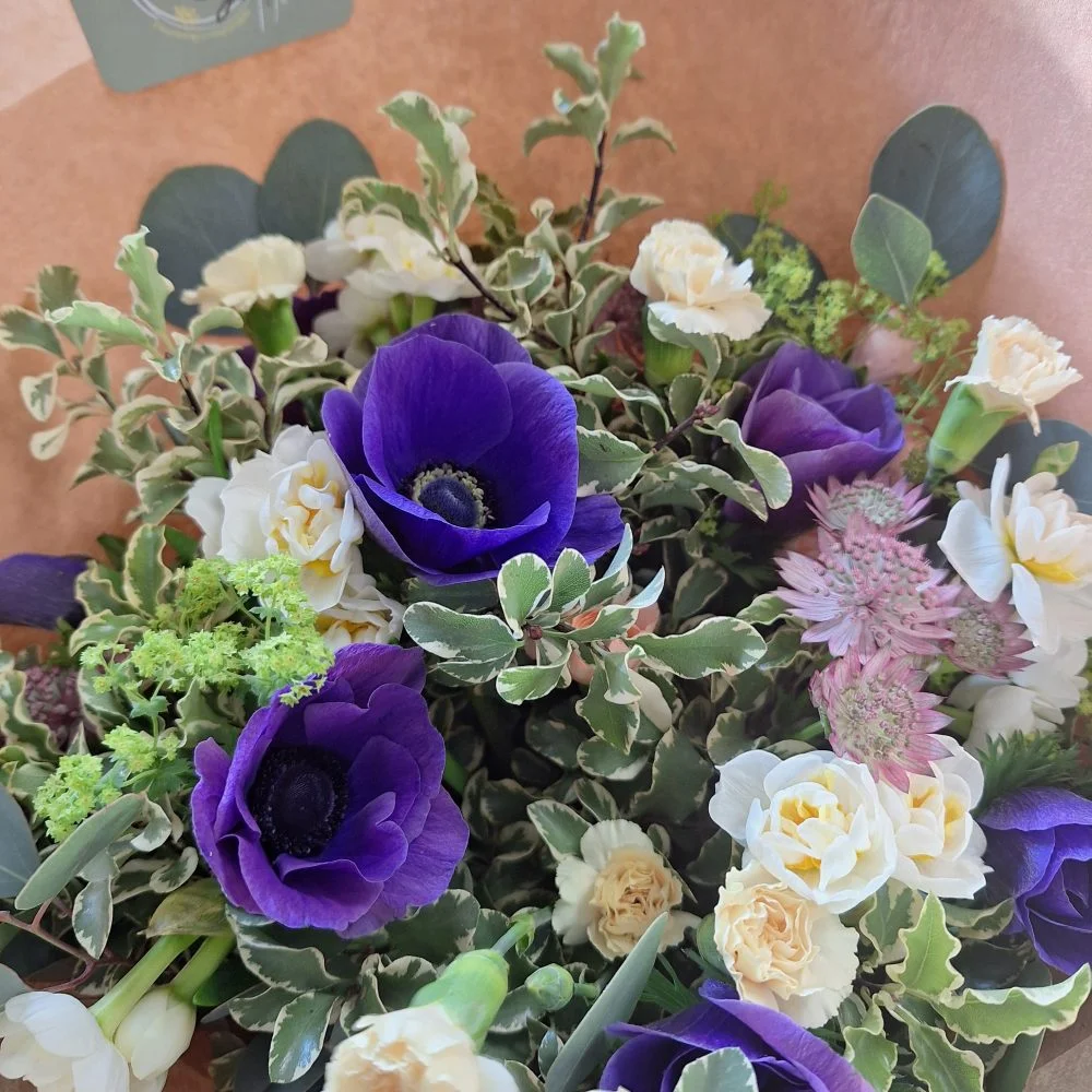 Bouquet d'Anémones, par Atelier Pétales Sauvages, fleuriste à Agey