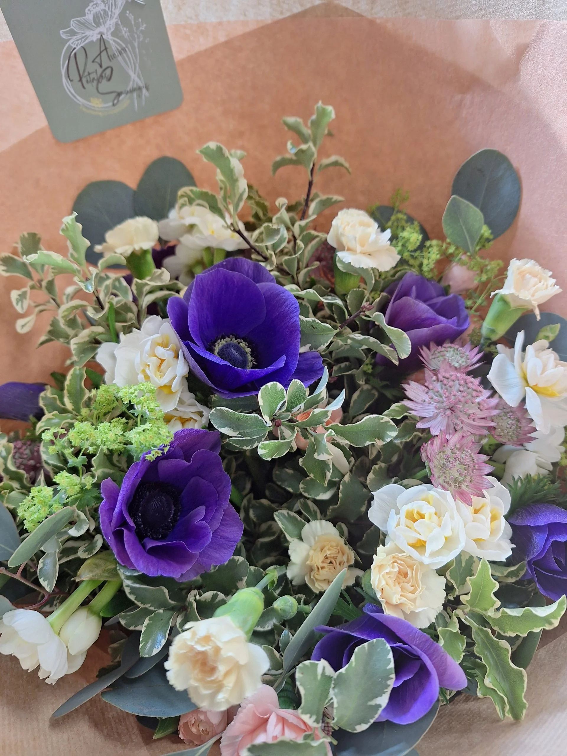 Bouquet d&rsquo;Anémones, par Atelier Pétales Sauvages, fleuriste à Agey
