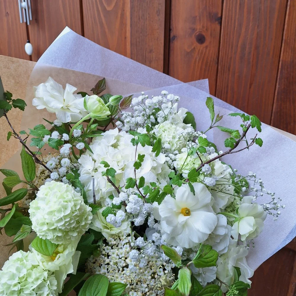 Bouquet Naissance, par Atelier Pétales Sauvages, fleuriste à Agey