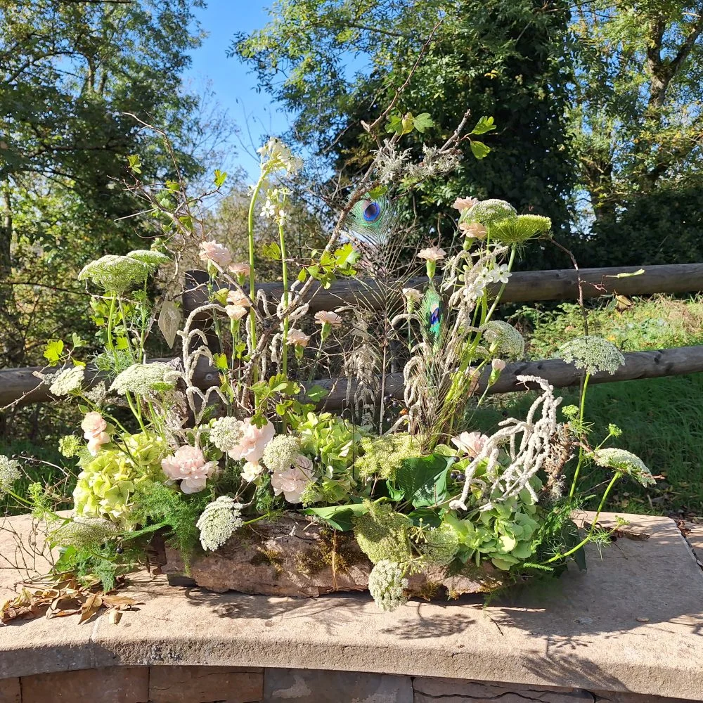 Gerbe de Deuil, par Atelier Pétales Sauvages, fleuriste à Agey