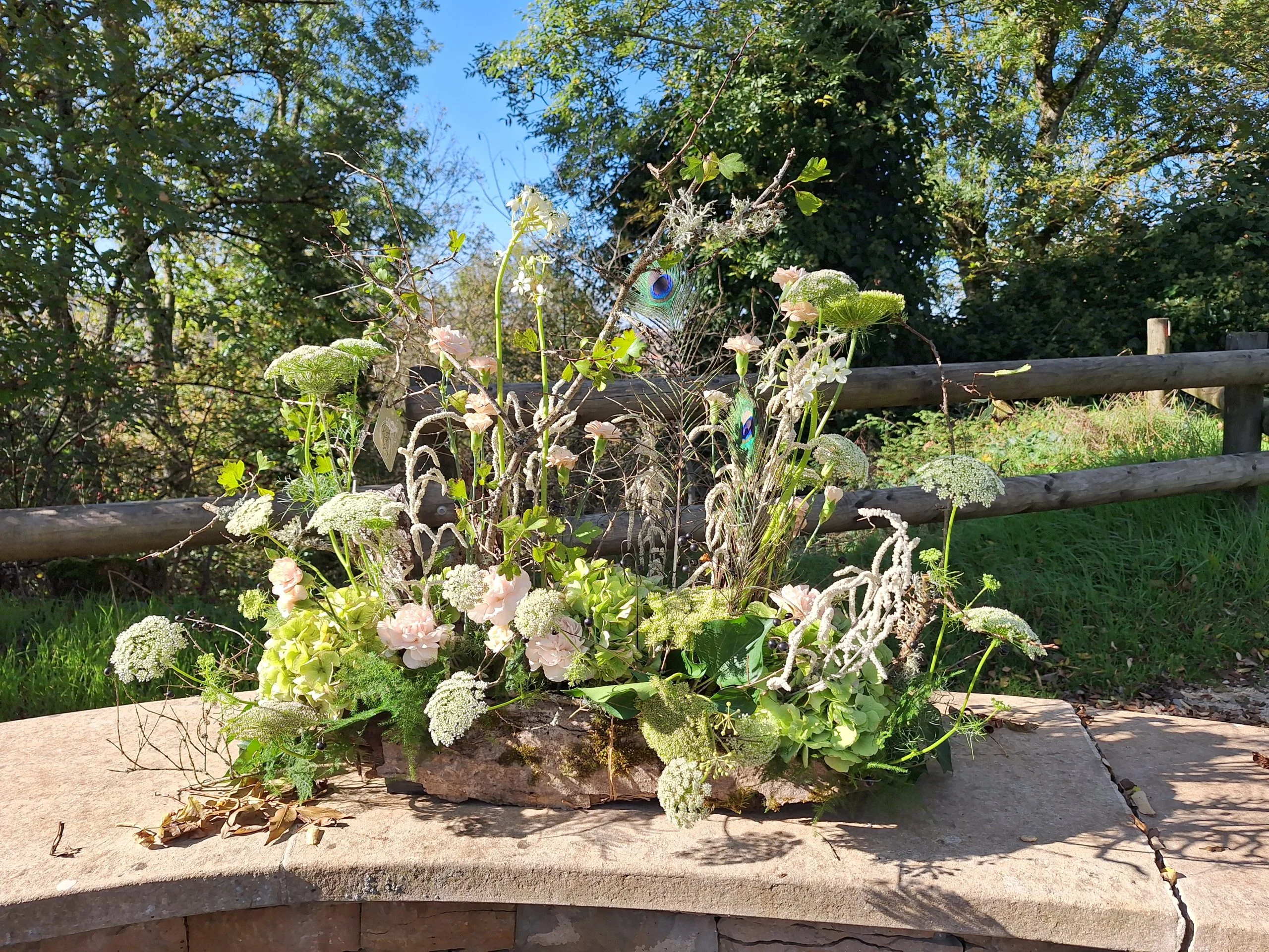 Gerbe de Deuil, par Atelier Pétales Sauvages, fleuriste à Agey