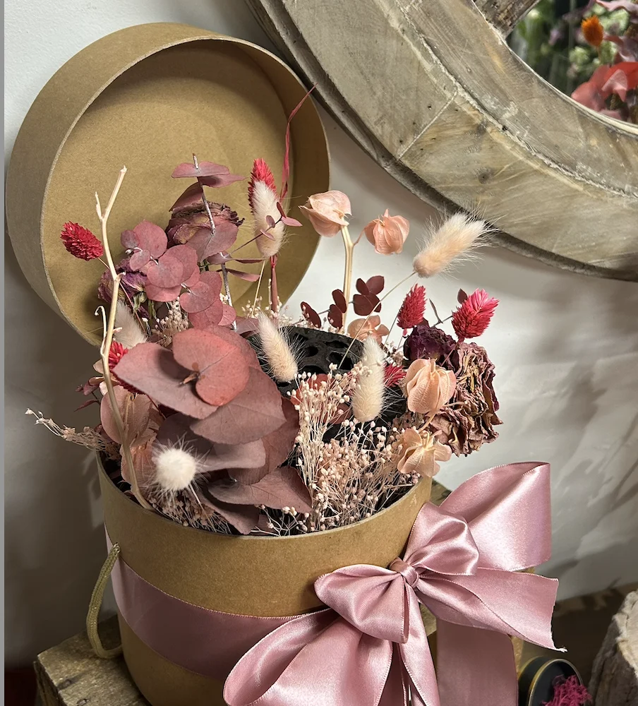Boite à chapeaux avec fleurs séchées, par Le Comptoir des Fleurs, fleuriste à Castelculier