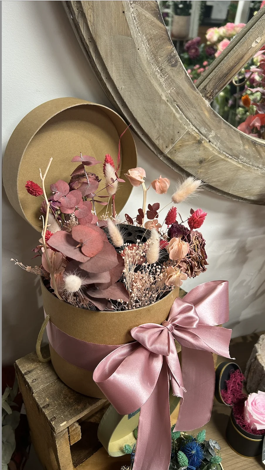 Boite à chapeaux avec fleurs séchées, par Le Comptoir des Fleurs, fleuriste à Castelculier