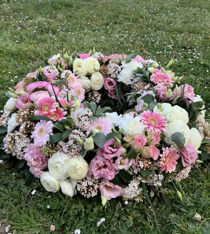 Couronne de deuil, par Le Comptoir des Fleurs, fleuriste à Castelculier