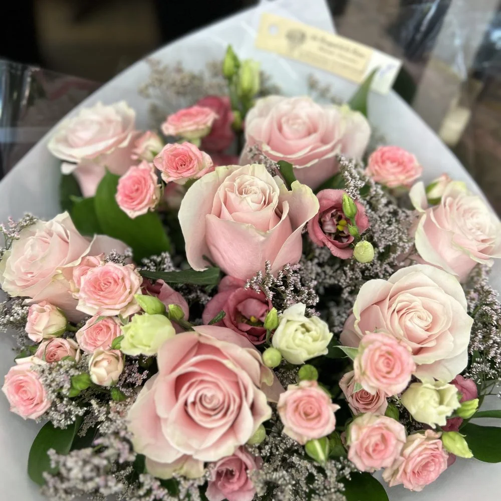 Douce Étreinte – l’harmonie parfaite entre délicatesse et élégance, par Au Bouquet de la Reine, fleuriste à Boulogne-Billancourt