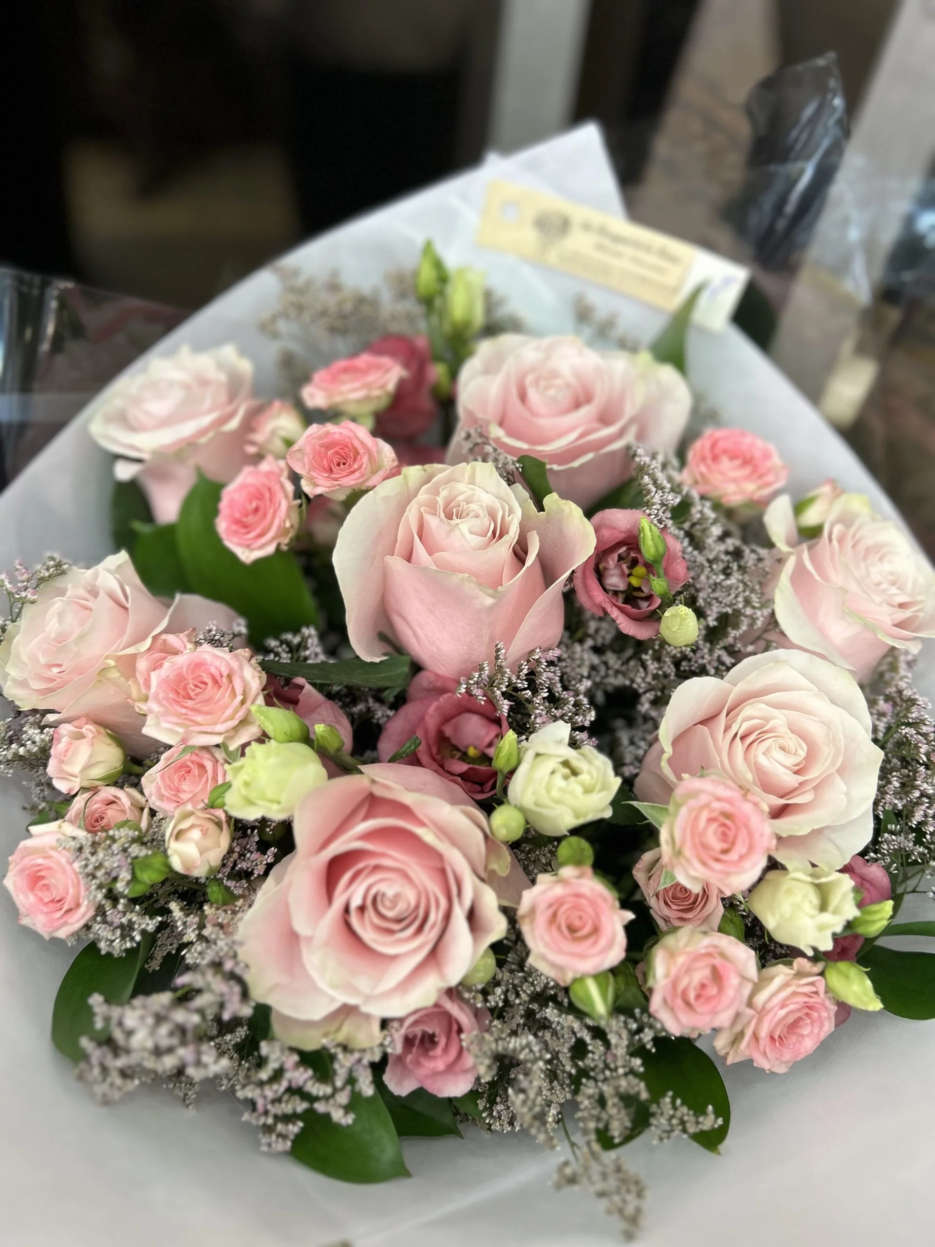 Douce Étreinte – l’harmonie parfaite entre délicatesse et élégance, par Au Bouquet de la Reine, fleuriste à Boulogne-Billancourt