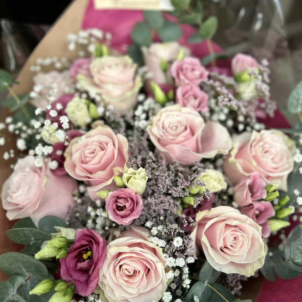 Rosée d’Amour – l’alliance délicate entre charme et pureté, par Au Bouquet de la Reine, fleuriste à Boulogne-Billancourt
