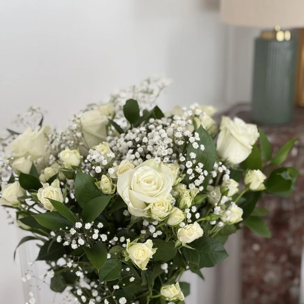 Élégance Pure – la douceur et le raffinement en un bouquet, par Au Bouquet de la Reine, fleuriste à Boulogne-Billancourt