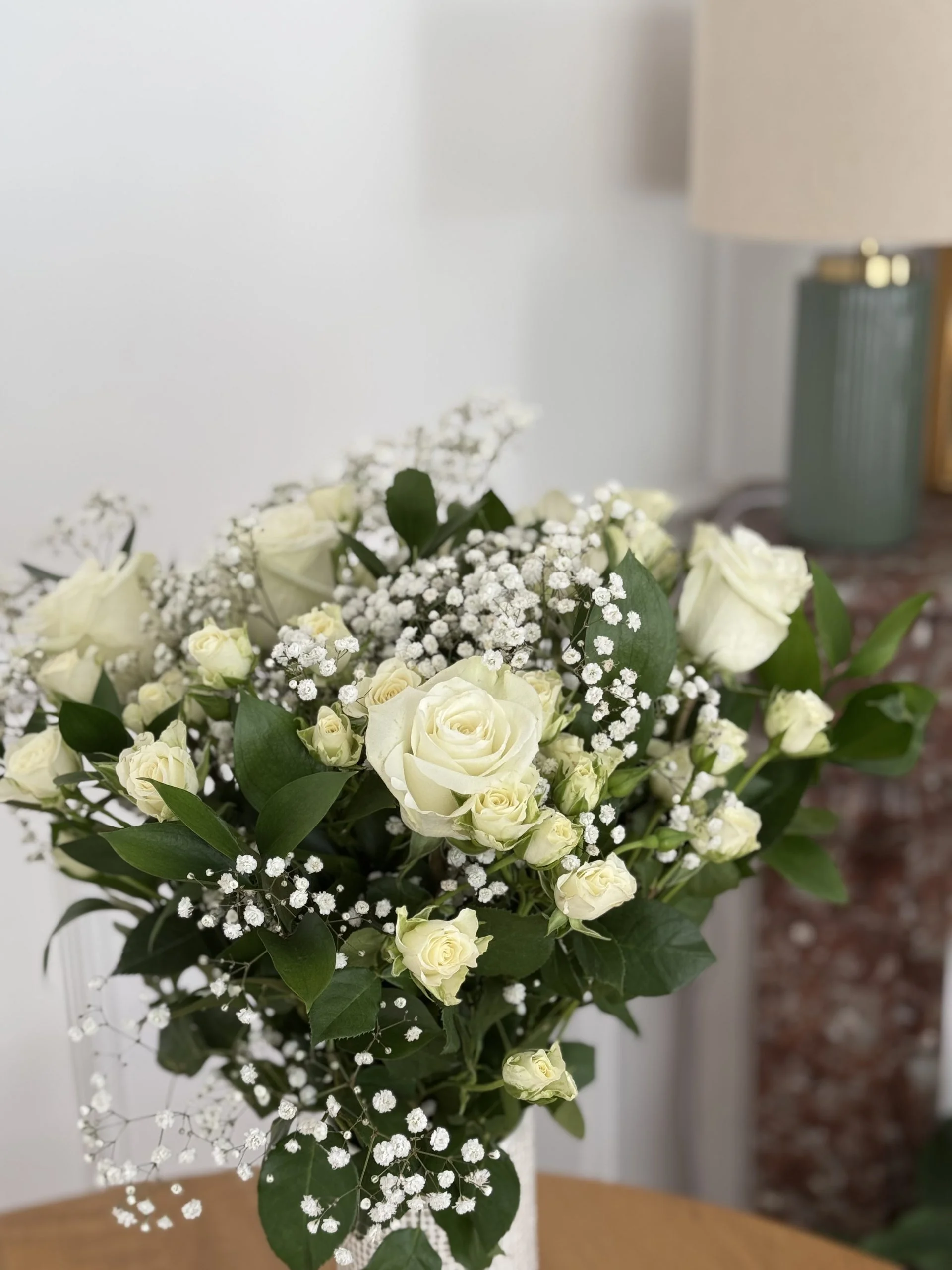 Élégance Pure – la douceur et le raffinement en un bouquet, par Au Bouquet de la Reine, fleuriste à Boulogne-Billancourt