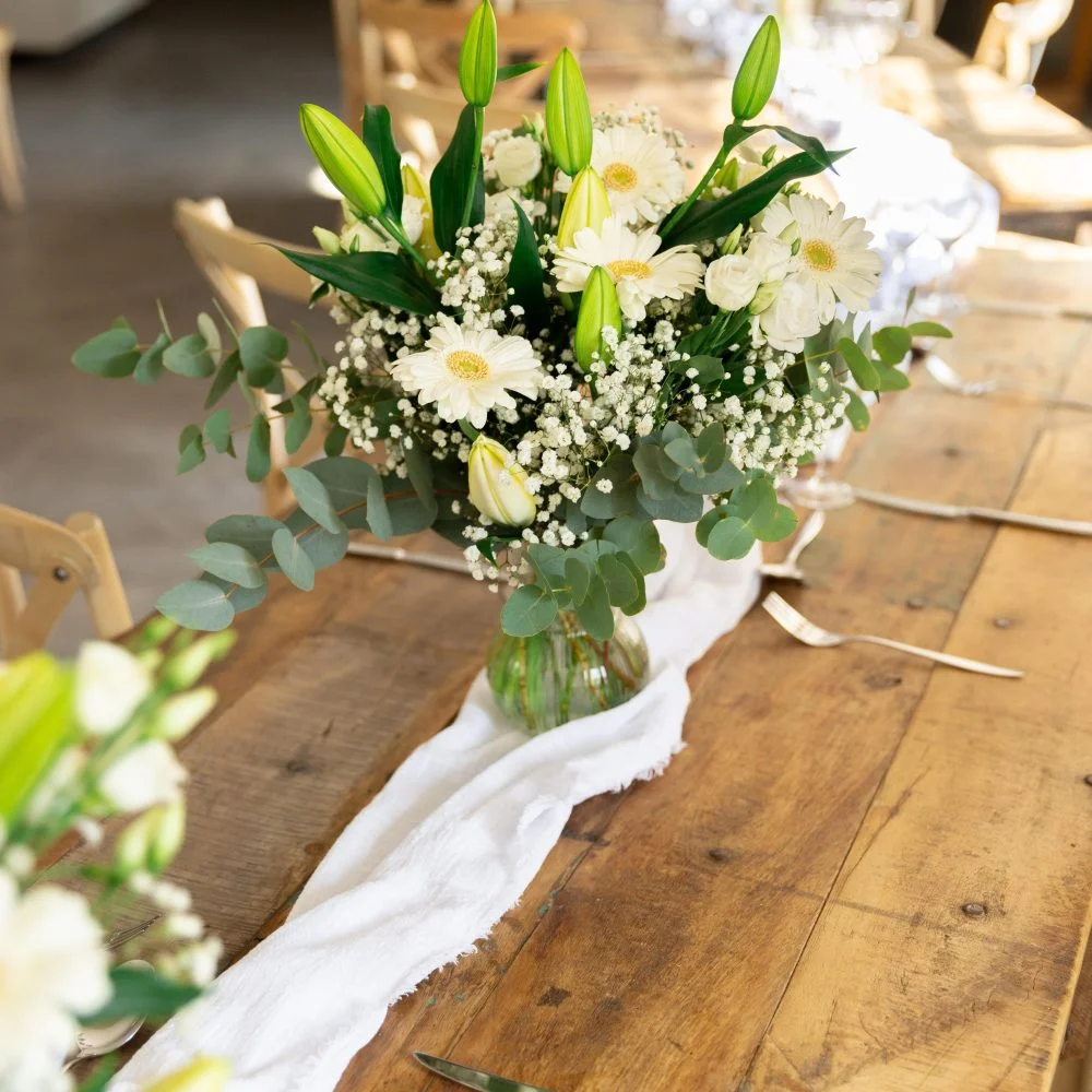 Éclat Pur – l’harmonie lumineuse du blanc et du vert, par Au Bouquet de la Reine, fleuriste à Boulogne-Billancourt