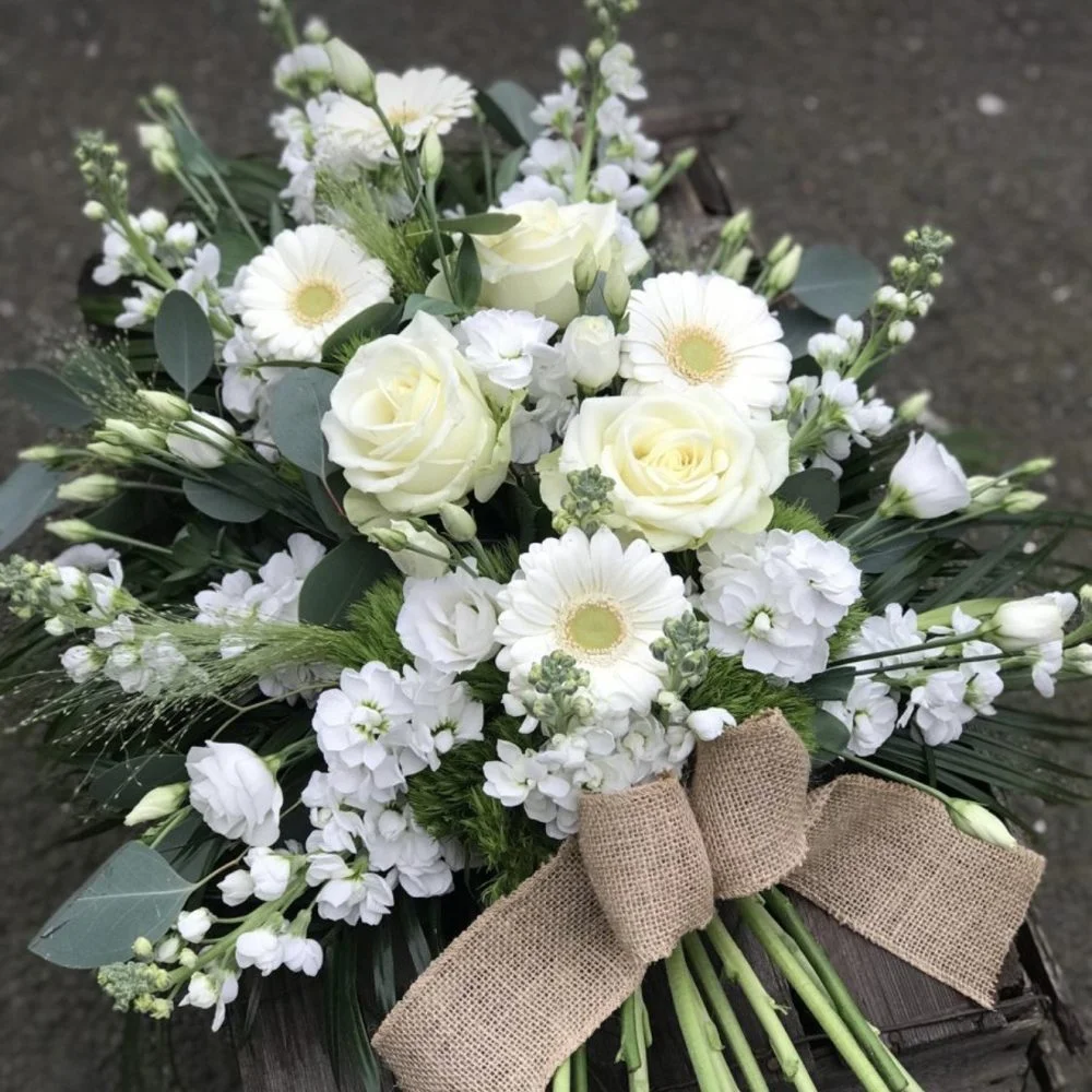 Gerbe de Deuil blanc, par Les fleurs de Célony, fleuriste à Aix-en-Provence