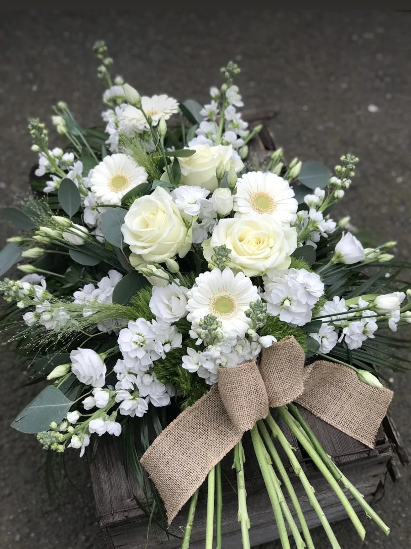 Gerbe de Deuil blanc, par Les fleurs de Célony, fleuriste à Aix-en-Provence